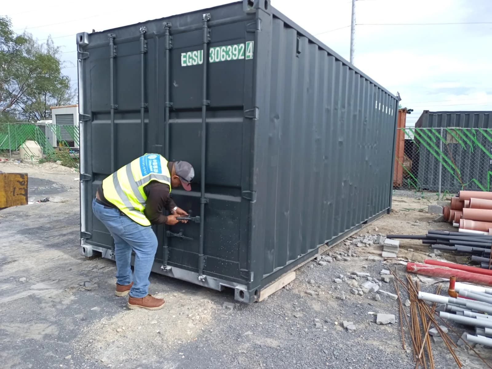 Contenedor abierto en bodega